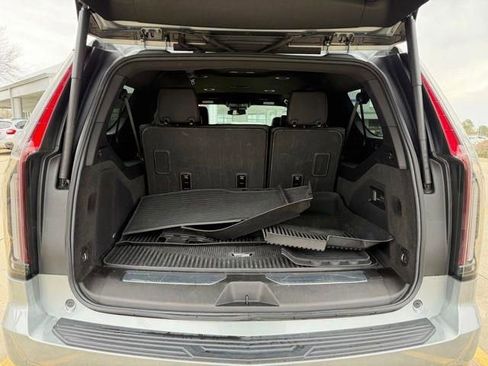 Used 2024 Cadillac Escalade ESV Luxury RWD image 13