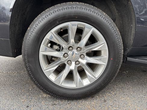 Used 2023 Chevrolet Suburban Premier image 6