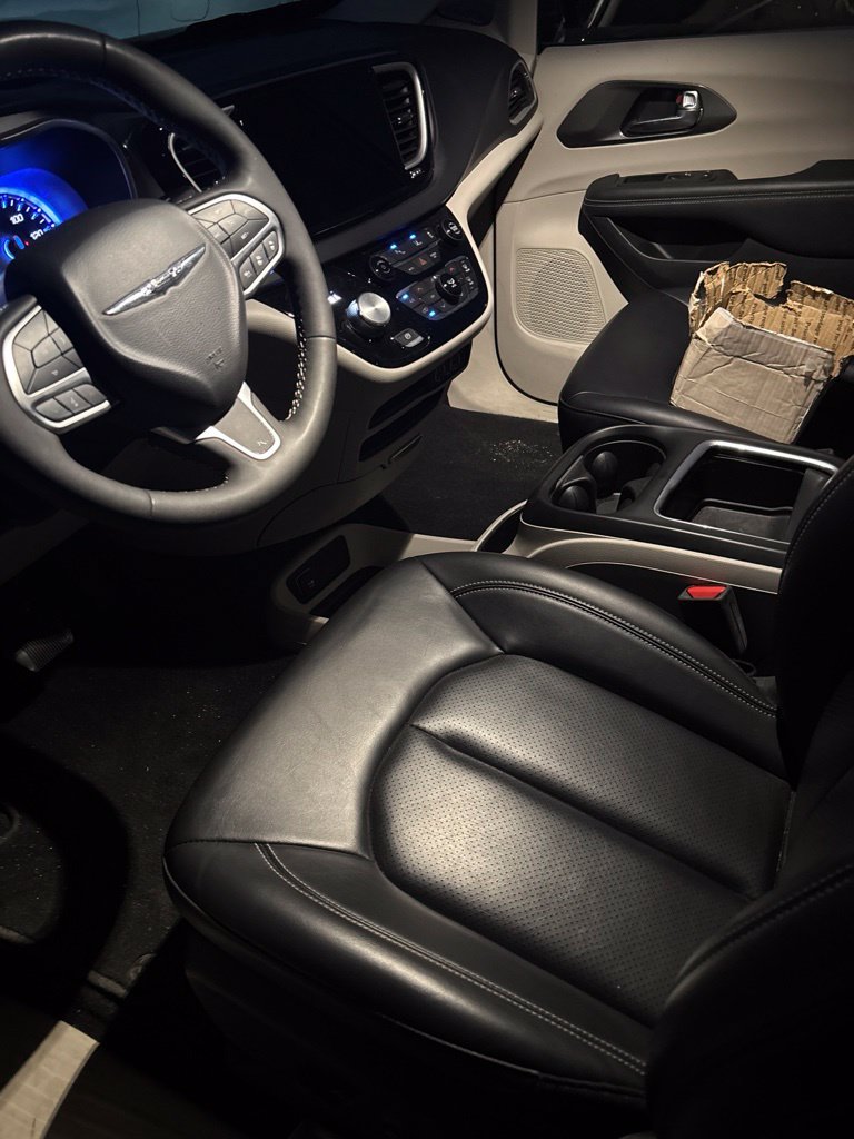 Used 2024 Chrysler Pacifica Touring-L FWD image 8