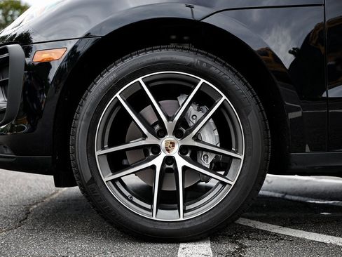 Certified 2024 Porsche Macan image 12