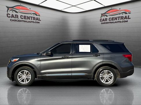 Used 2020 Ford Explorer XLT image 2