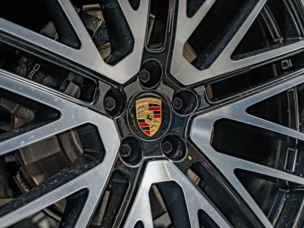 Certified 2026 Porsche Macan AWD/4WD image 14