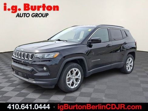 Used 2024 Jeep Compass Latitude AWD/4WD image 3