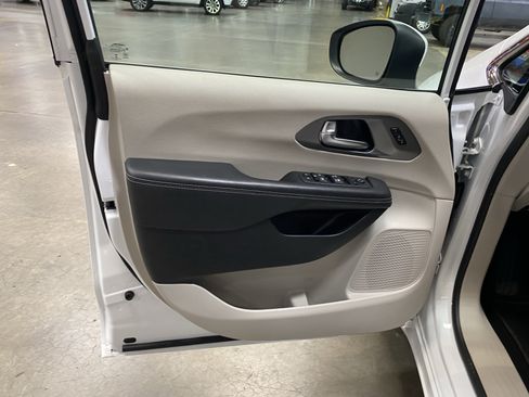 Used 2023 Chrysler Pacifica Touring-L FWD image 16