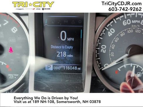 Used 2016 Toyota Tacoma Limited w/ Towing Package image 22