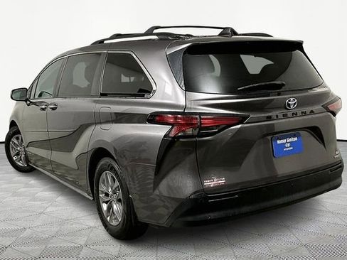 Used 2021 Toyota Sienna XLE image 11