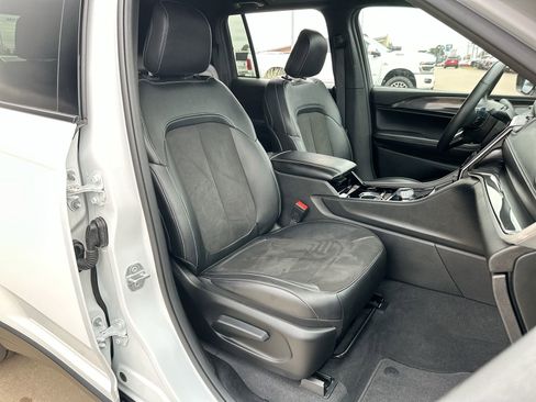 Used 2022 Jeep Grand Cherokee Altitude image 23