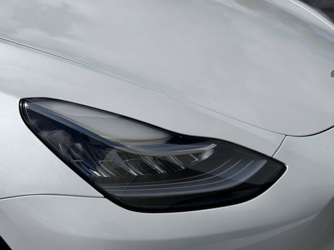 Used 2022 Tesla Model Y Long Range image 12