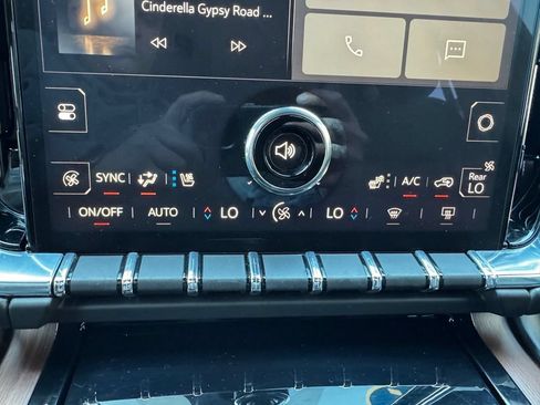 Used 2025 GMC Yukon Denali w/ Sun & Power Step Package AWD/4WD image 20