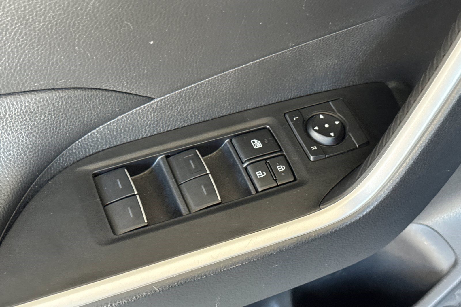 Used 2025 Toyota RAV4 XLE w/ Convenience Package AWD/4WD image 14