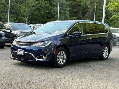 Used 2019 Chrysler Pacifica Touring Plus FWD image 3