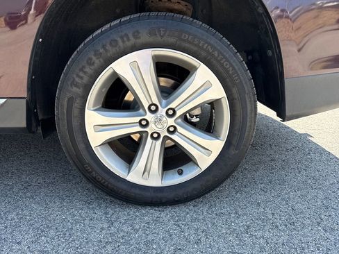 Used 2012 Toyota Highlander Limited w/ Tow Pkg AWD/4WD image 38