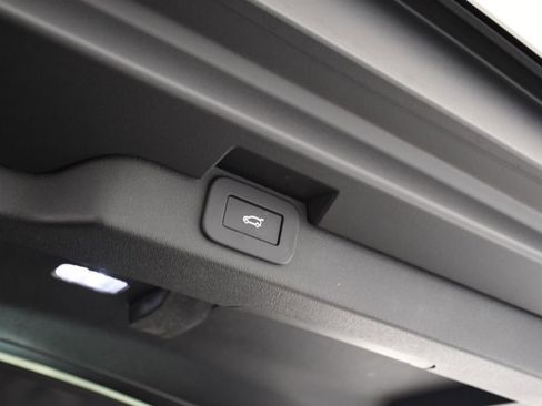 Used 2024 Land Rover Discovery Metropolitan Edition image 25