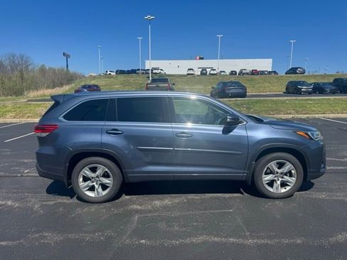 Used 2017 Toyota Highlander Limited w/ Carpet Mat Package image 2