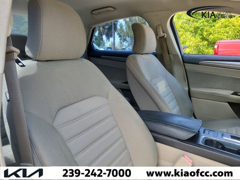 Used 2017 Ford Fusion SE w/ Fusion SE Technology Package image 20