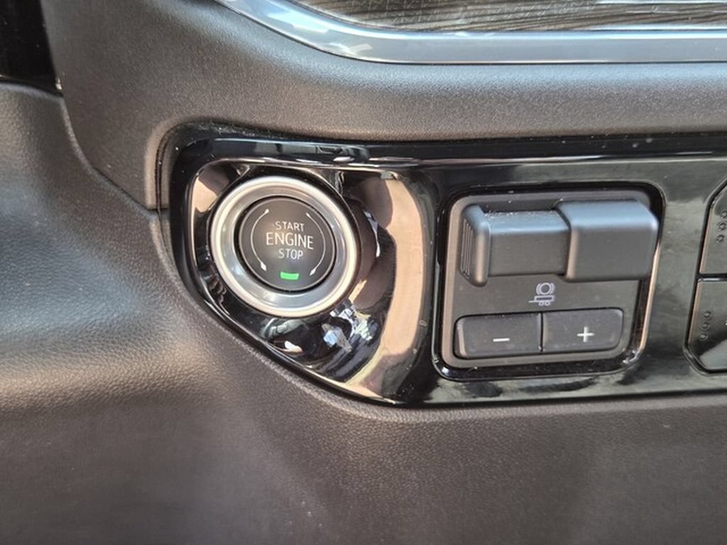 Used 2025 Chevrolet Silverado 1500 LT RWD image 28