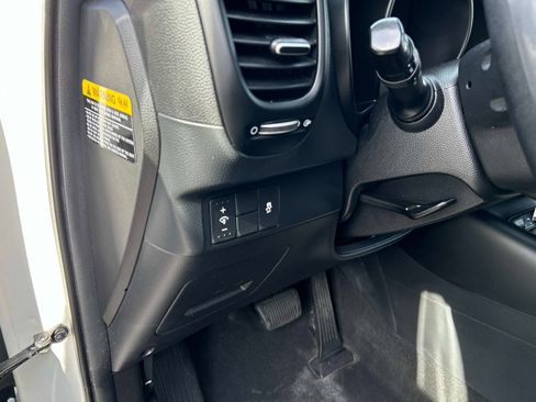 Used 2017 Kia Soul + image 19