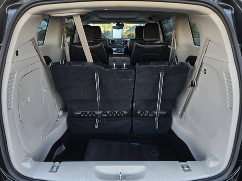 Used 2023 Chrysler Pacifica Limited FWD image 25