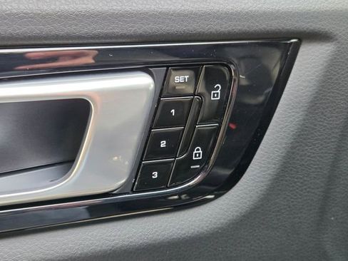 Used 2019 Porsche Cayenne image 18