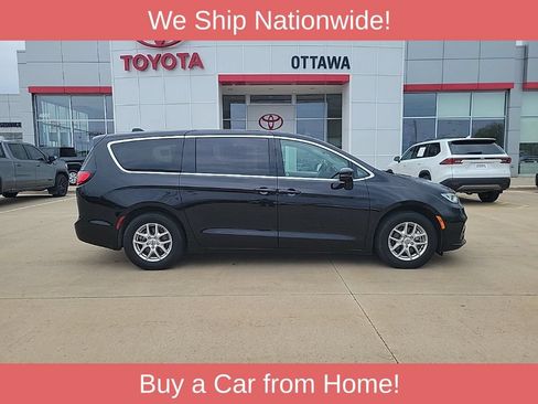 Used 2024 Chrysler Pacifica Touring-L FWD image 4