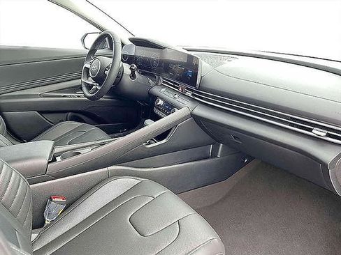 Used 2025 Hyundai Elantra Limited FWD image 19