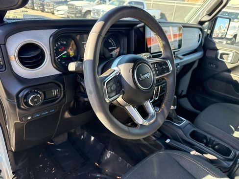 Used 2024 Jeep Wrangler Unlimited Sahara image 27