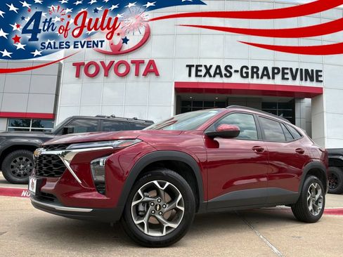 Used 2025 Chevrolet Trax LT FWD image 1