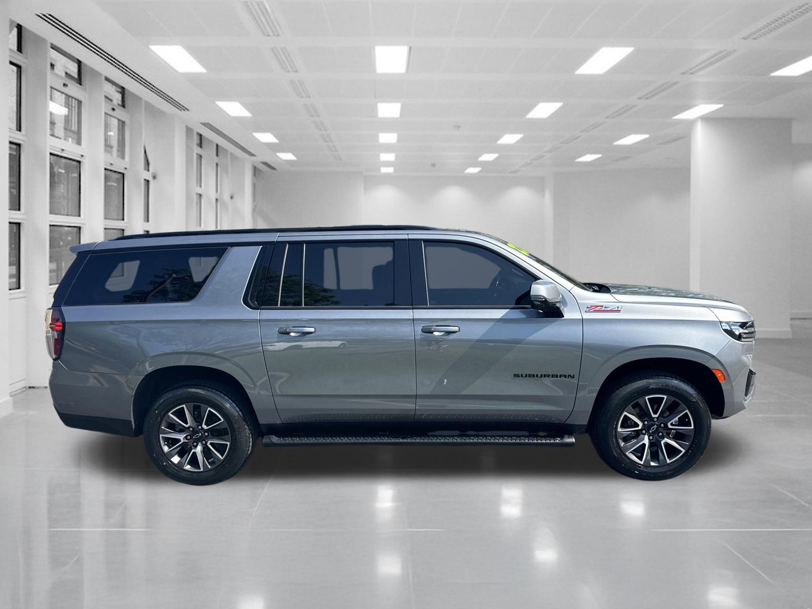 Certified 2022 Chevrolet Suburban Z71 w/ Luxury Package AWD/4WD image 4