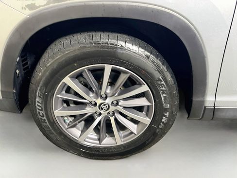 Used 2019 Toyota Highlander XLE FWD image 13