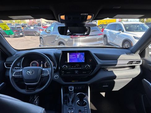Used 2025 Toyota Highlander XSE AWD/4WD image 32