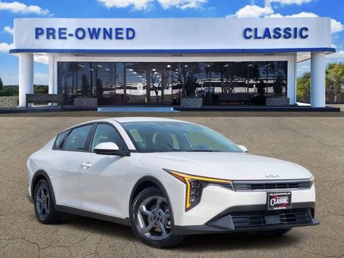 Used 2025 Kia K4 LXS image 1