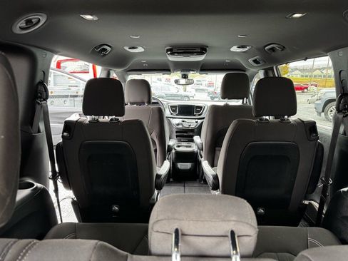 Used 2018 Chrysler Pacifica Touring Plus w/ S Appearance Package FWD image 20
