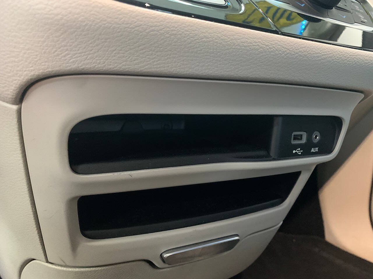 Used 2017 Chrysler Pacifica Touring-L FWD image 17