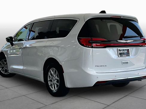 Used 2024 Chrysler Pacifica Touring-L FWD image 12