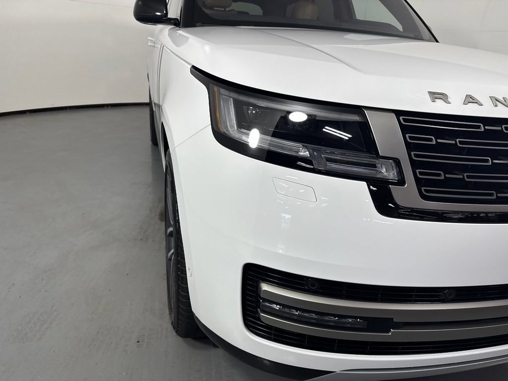 Used 2023 Land Rover Range Rover SE AWD/4WD image 3
