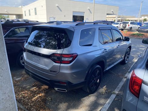 Used 2025 Honda Pilot Sport image 18