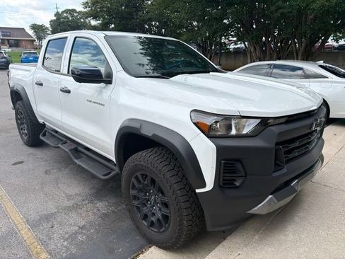 Used 2024 Chevrolet Colorado Trail Boss w/ Technology Package AWD/4WD image 11