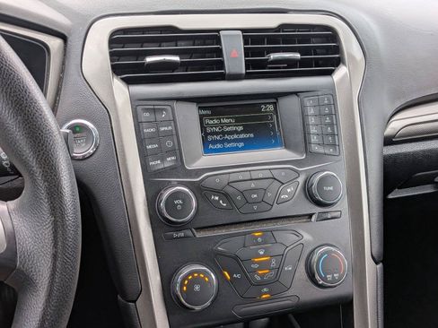 Used 2017 Ford Fusion SE FWD image 12