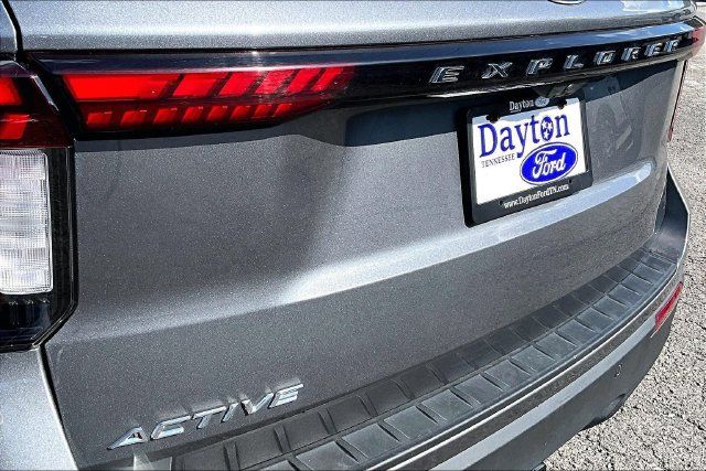 Used 2025 Ford Explorer Active RWD image 33