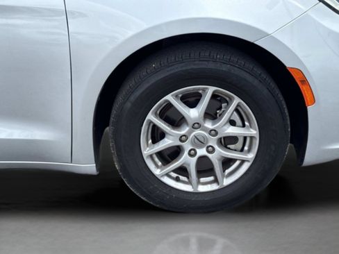Used 2024 Chrysler Pacifica Touring-L FWD image 35
