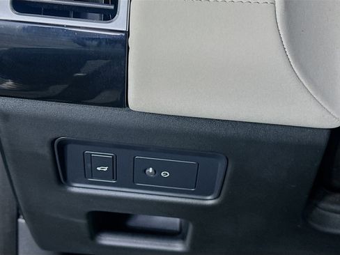 Used 2019 Land Rover Discovery HSE image 17