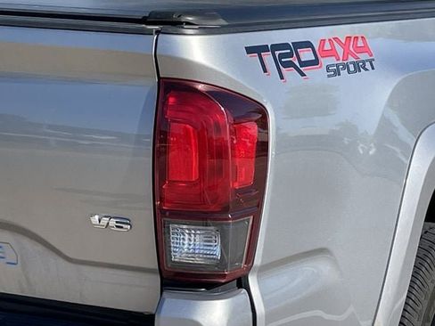 Used 2018 Toyota Tacoma TRD Sport image 6