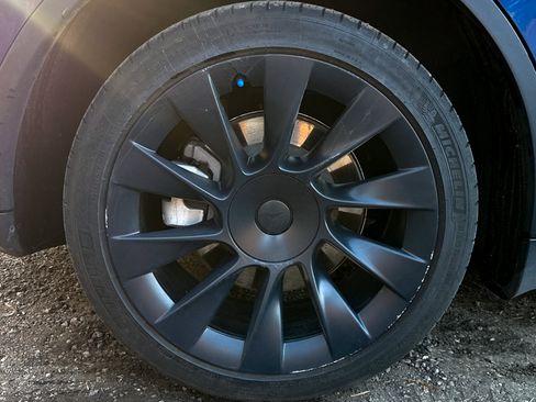 Used 2022 Tesla Model Y Long Range image 15