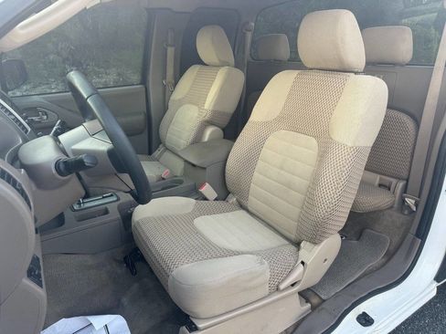 Used 2011 Nissan Frontier SV w/ SV Premium Utility Pkg image 11