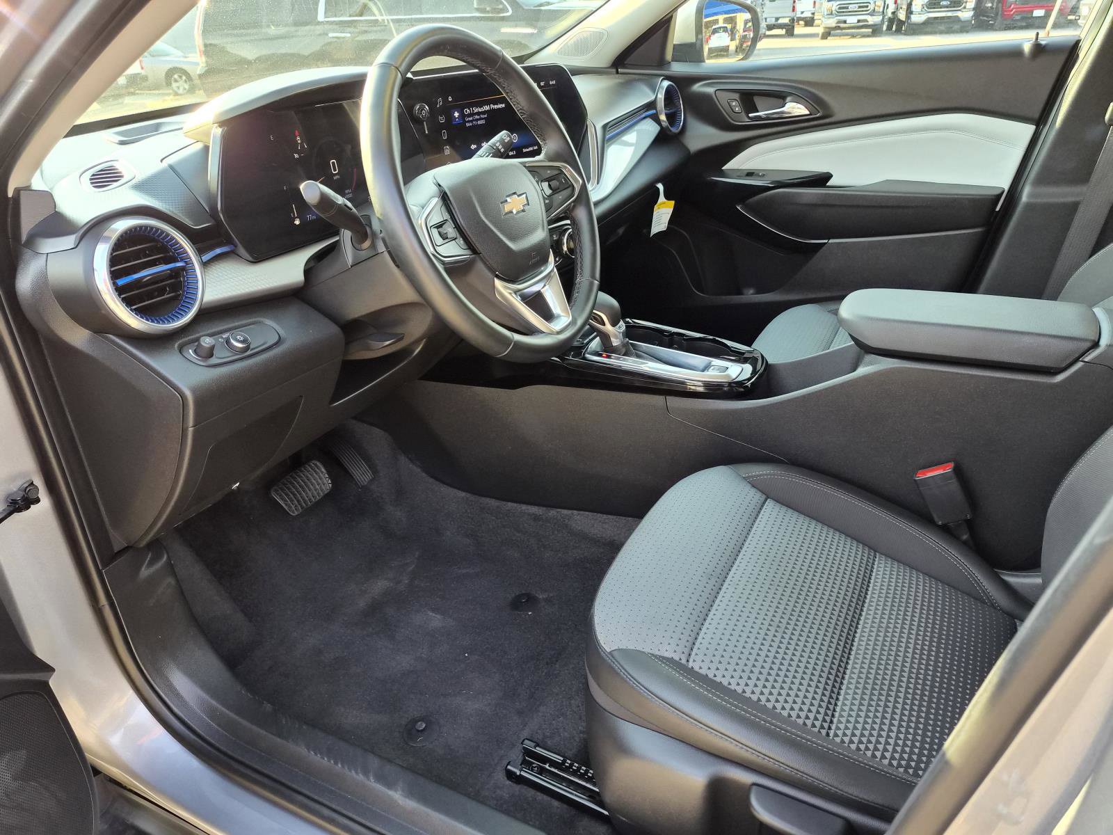 Used 2025 Chevrolet Trax LT w/ LT Convenience Package FWD image 2
