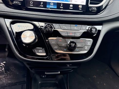 New 2026 Chrysler Pacifica Select image 22