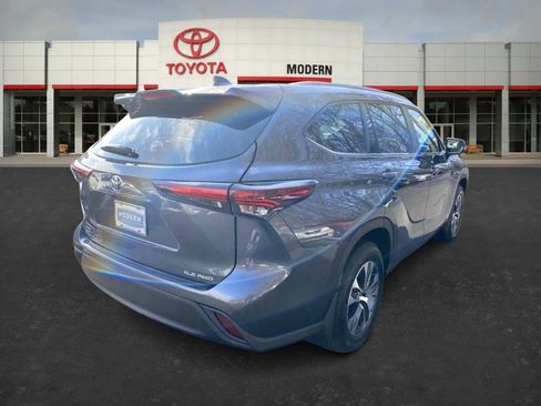 Certified 2025 Toyota Highlander XLE image 5
