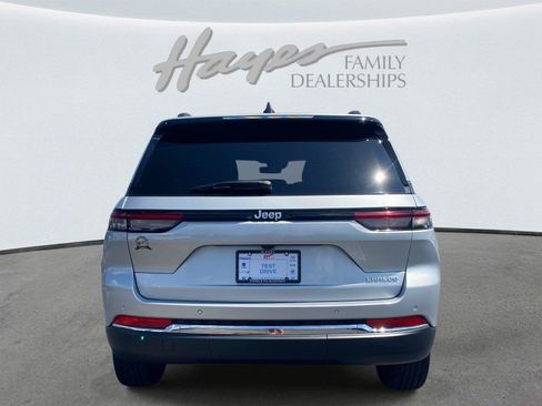 Used 2025 Jeep Grand Cherokee Laredo RWD image 4