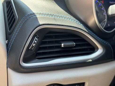 Used 2021 Chrysler Pacifica Touring-L FWD image 20