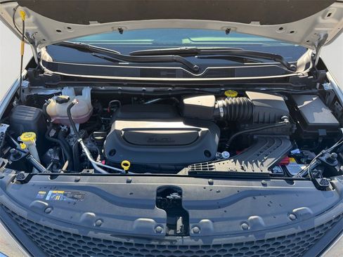 Used 2024 Chrysler Voyager LX image 9